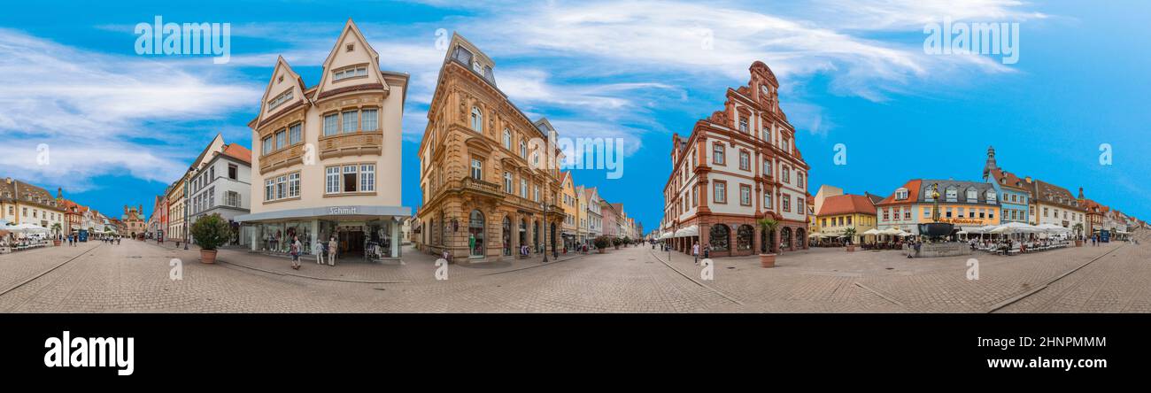 Vue sur la belle rue historique de Speyer avec des monuments médiévaux et des maisons à colombages Banque D'Images