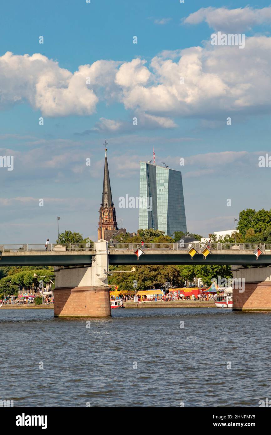 Anorama avec rivière main de la zone du musée Schaumainkai à Sachsenhausen avec nouveau bâtiment de la banque centrale européenne Banque D'Images