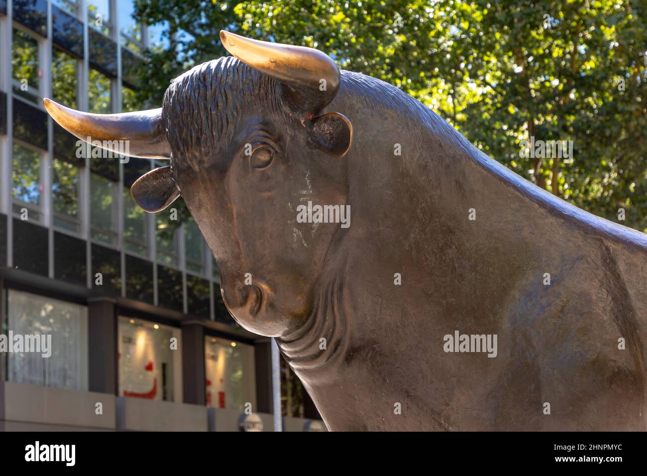Sculpture de Bull devant le bâtiment de la Bourse de Francfort sculpture de Bull devant le bâtiment de la Bourse de Francfort Banque D'Images