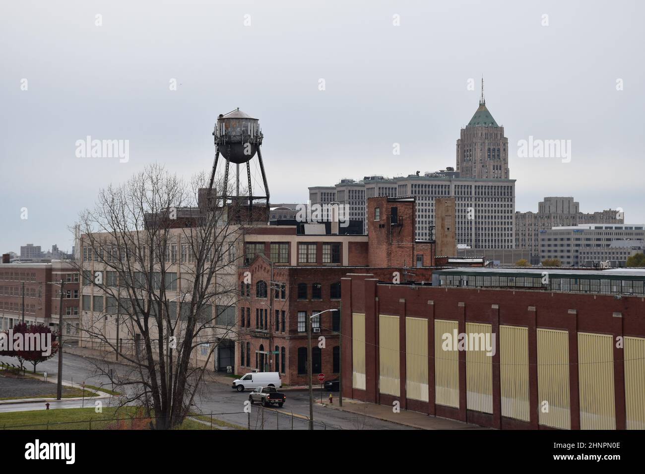 Vue sur le centre-ville de Detroit depuis l'usine Fisher Body Plant 21 de six étages, conçue par Albert Kahn sur Piquette Ave, Michigan, États-Unis. Banque D'Images