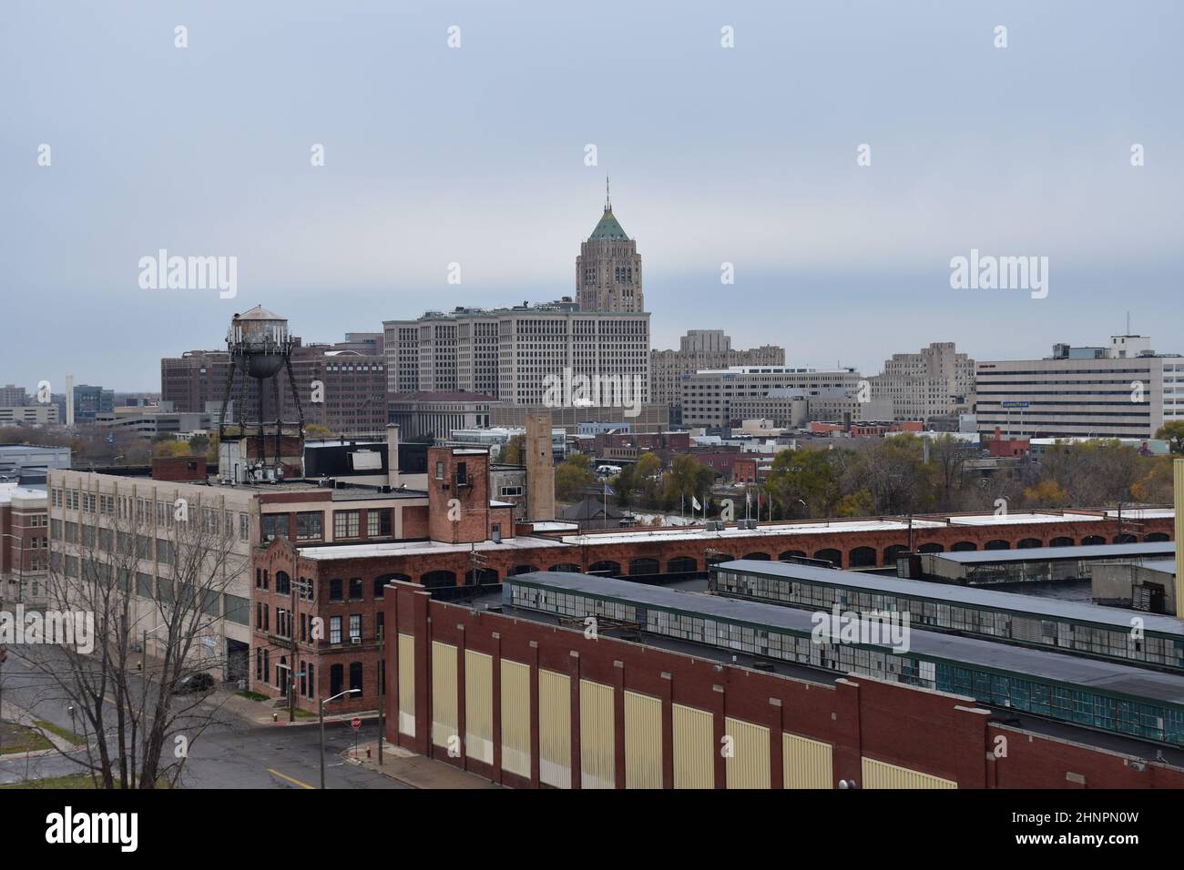 Vue sur le centre-ville de Detroit depuis l'usine Fisher Body Plant 21 de six étages, conçue par Albert Kahn sur Piquette Ave, Michigan, États-Unis. Banque D'Images