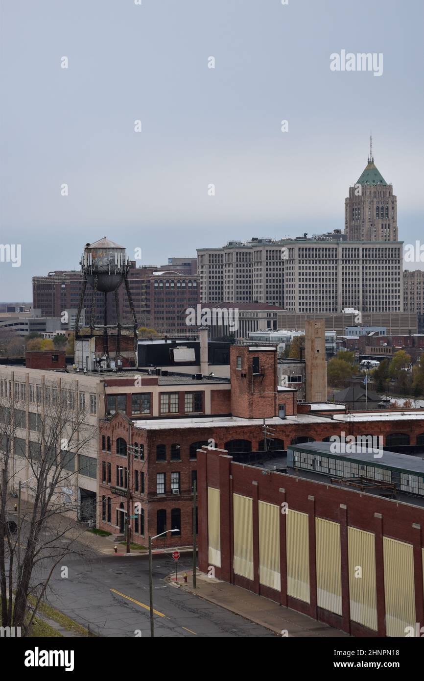 Vue sur le centre-ville de Detroit depuis l'usine Fisher Body Plant 21 de six étages, conçue par Albert Kahn sur Piquette Ave, Michigan, États-Unis. Banque D'Images