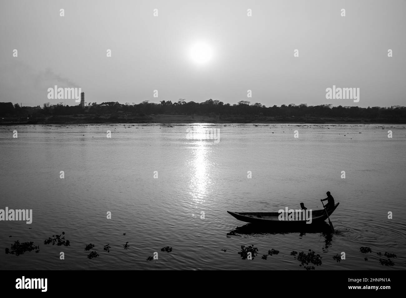 Photographie au coucher du soleil sur la rivière à l'hiver 2022. Cette image m'a été prise le 17 janvier 2022, à partir du fleuve Doleswori, Bangladesh, Asie du Sud. Banque D'Images