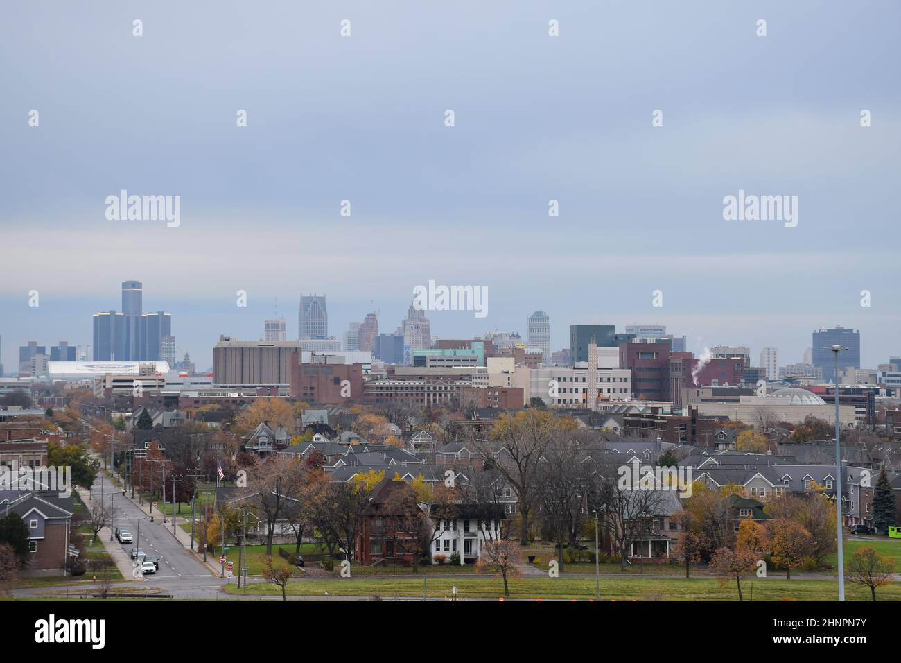 Vue sur les gratte-ciel du centre-ville de Detroit depuis l'usine Fisher Body Plant 21 de six étages abandonnée, conçue par Albert Kahn sur Piquette Ave, Michigan, États-Unis. Banque D'Images