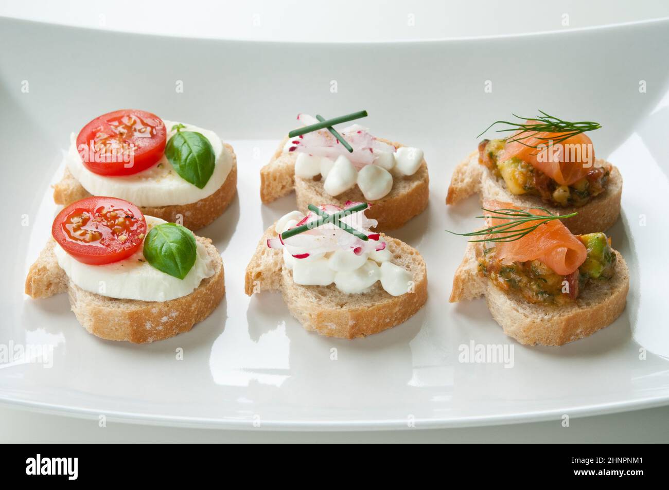 Sélection de plats végétariens apéritifs organisés sur plaque blanche Banque D'Images