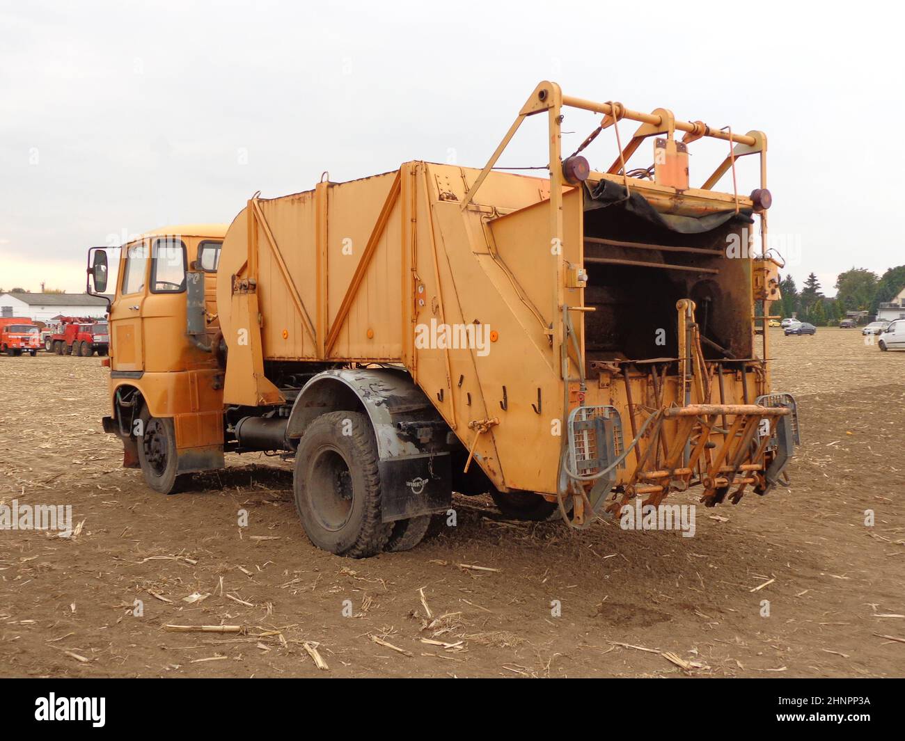 Vue arrière du camion à ordures GDR orange W50. Banque D'Images