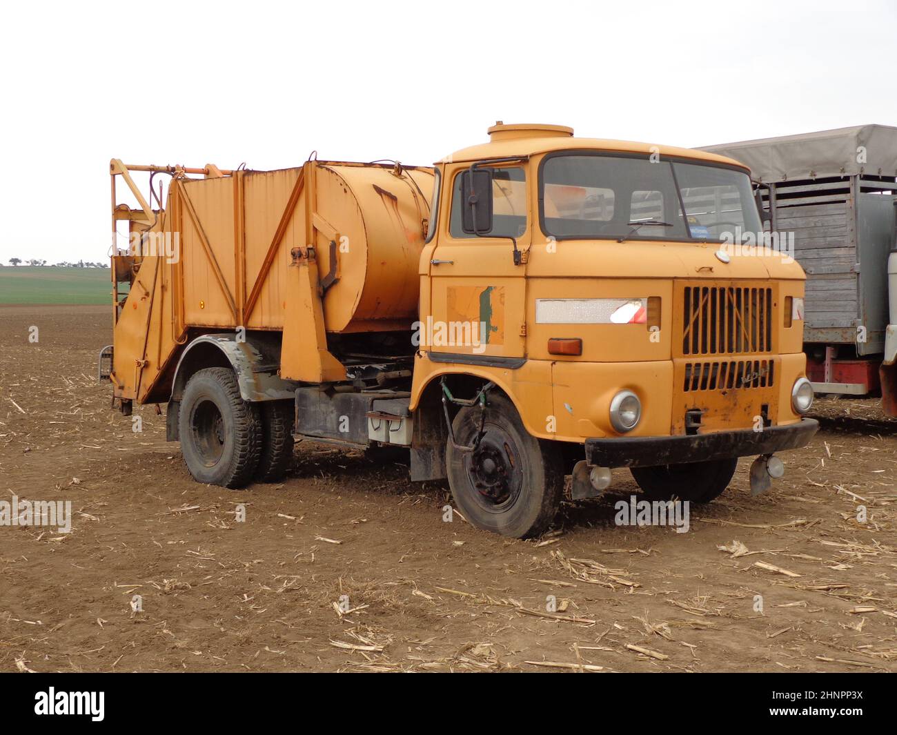 Vue avant du camion à ordures GDR W50, orange communal Banque D'Images