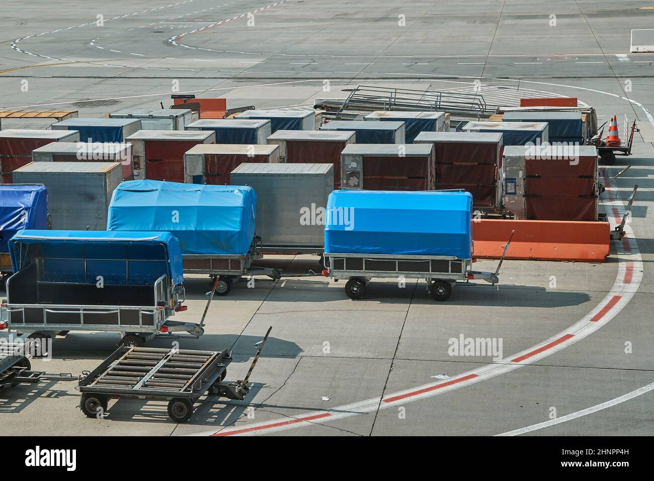 Air cargo containers Banque de photographies et d'images à haute résolution  - Alamy