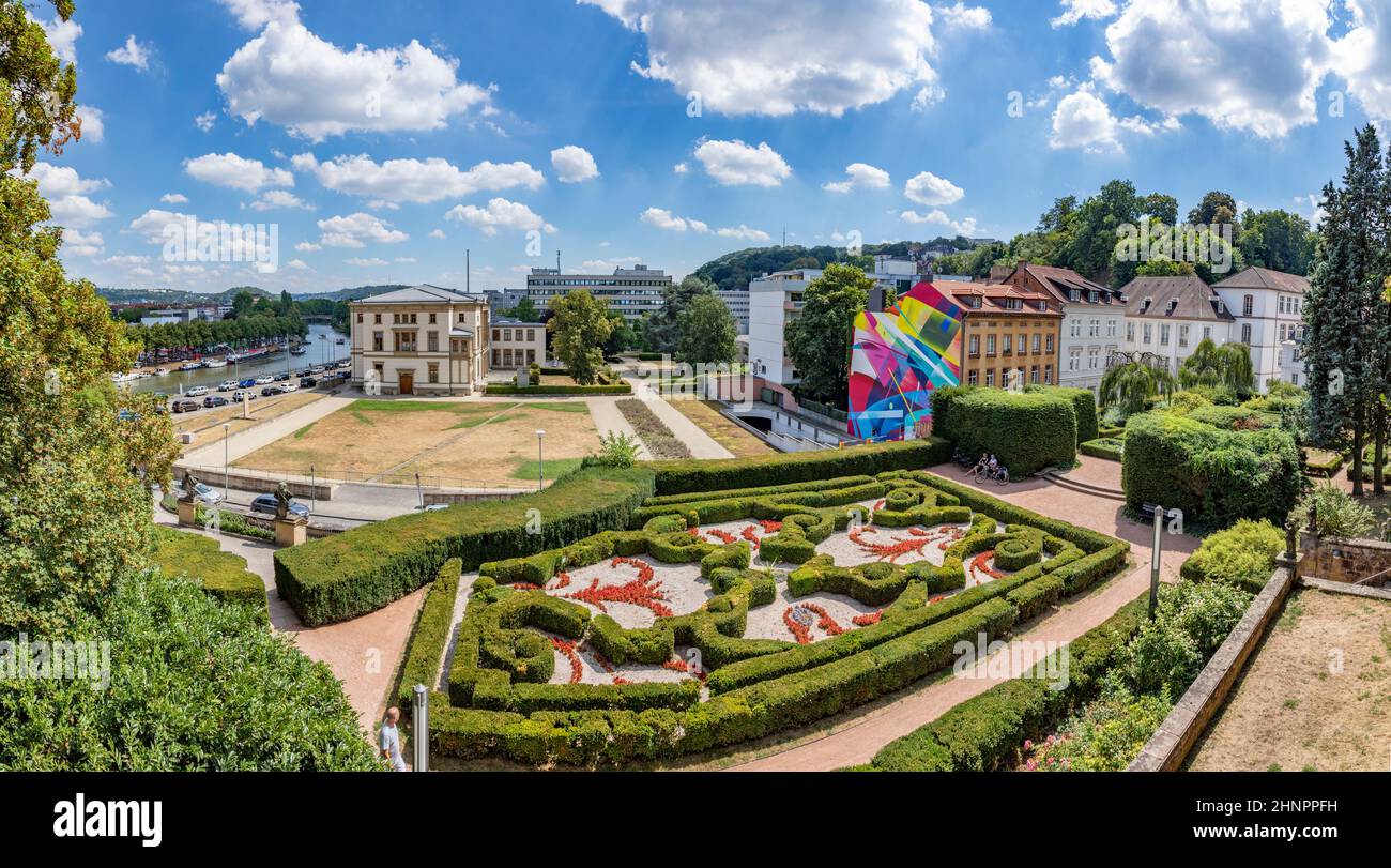 Vue panoramique depuis le château de Saarbruecken jusqu'au jardin du château, à la rivière Saar et aux maisons historiques Banque D'Images