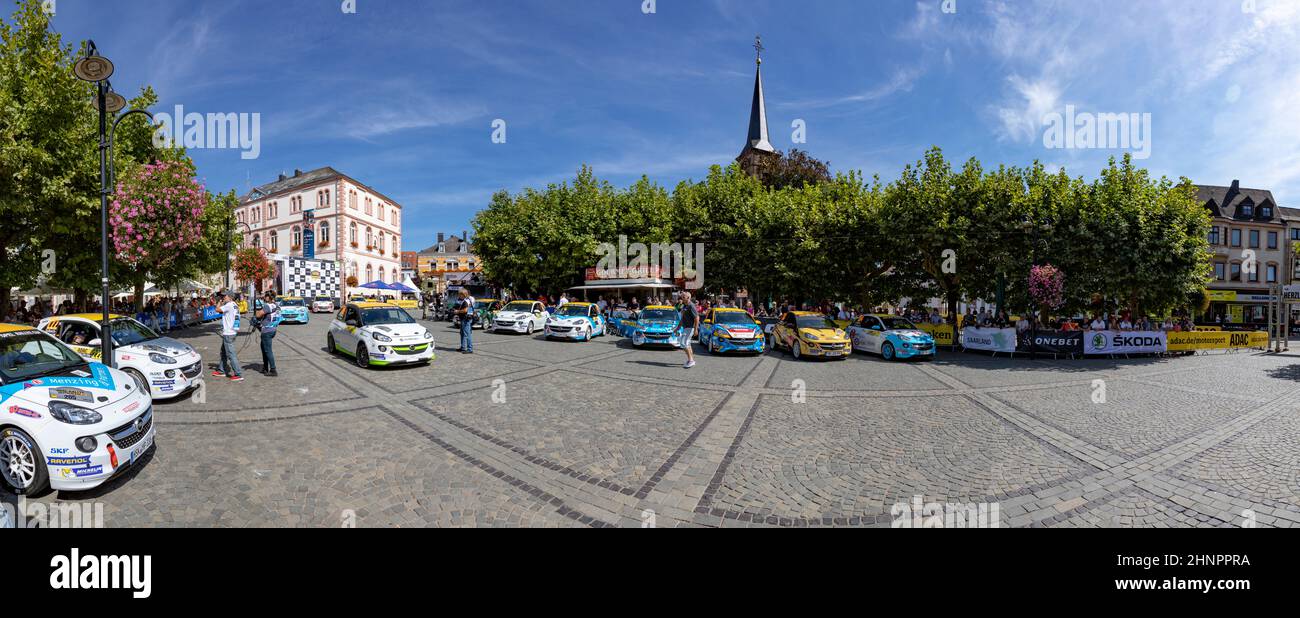 Ralley WM à Sankt Wendel en Sarre, Allemagne. Le premier jour, le chauffeur présente ses voitures au point de départ du centre-ville de Sankt Wendel Banque D'Images