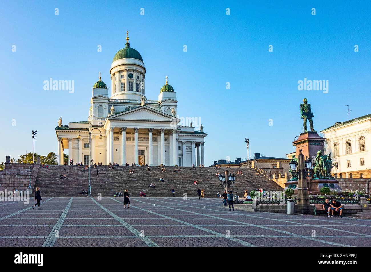 Cathédrale Saint-Nicolas (basilique de la cathédrale) et monument à Alexandre II sur la place du Sénat Banque D'Images