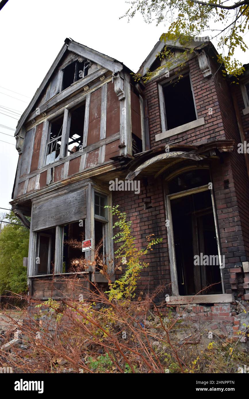 Maisons résidentielles abandonnées et en déclin sur Beaubien Blvd et Harper Ave à Milwaukee Junction, Detroit, Michigan, États-Unis. Banque D'Images