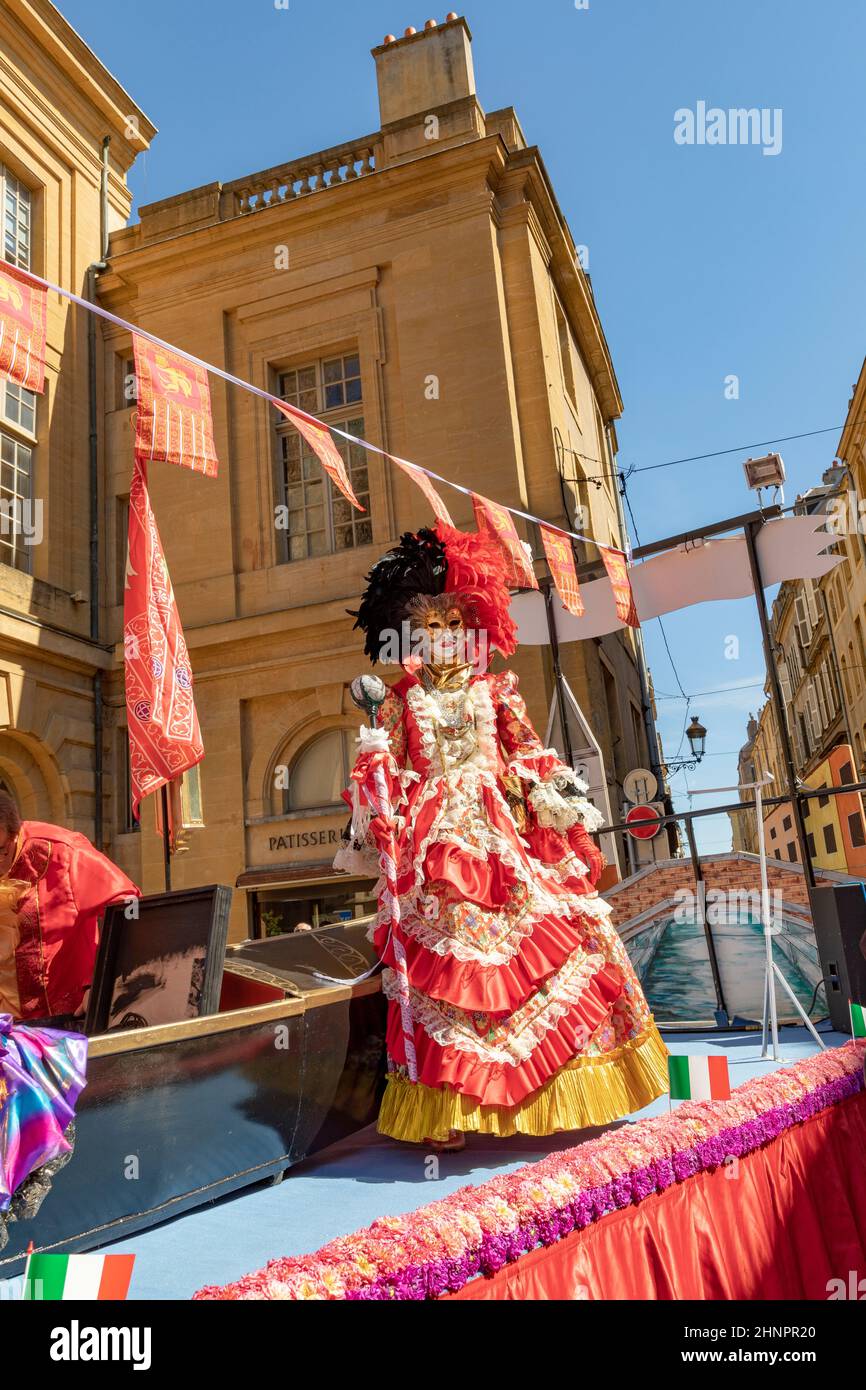 Les gens apprécient la représentation au festival Mirabelle Plum de Metz, en France. Les gens en costumes vénitiens font une parade Banque D'Images