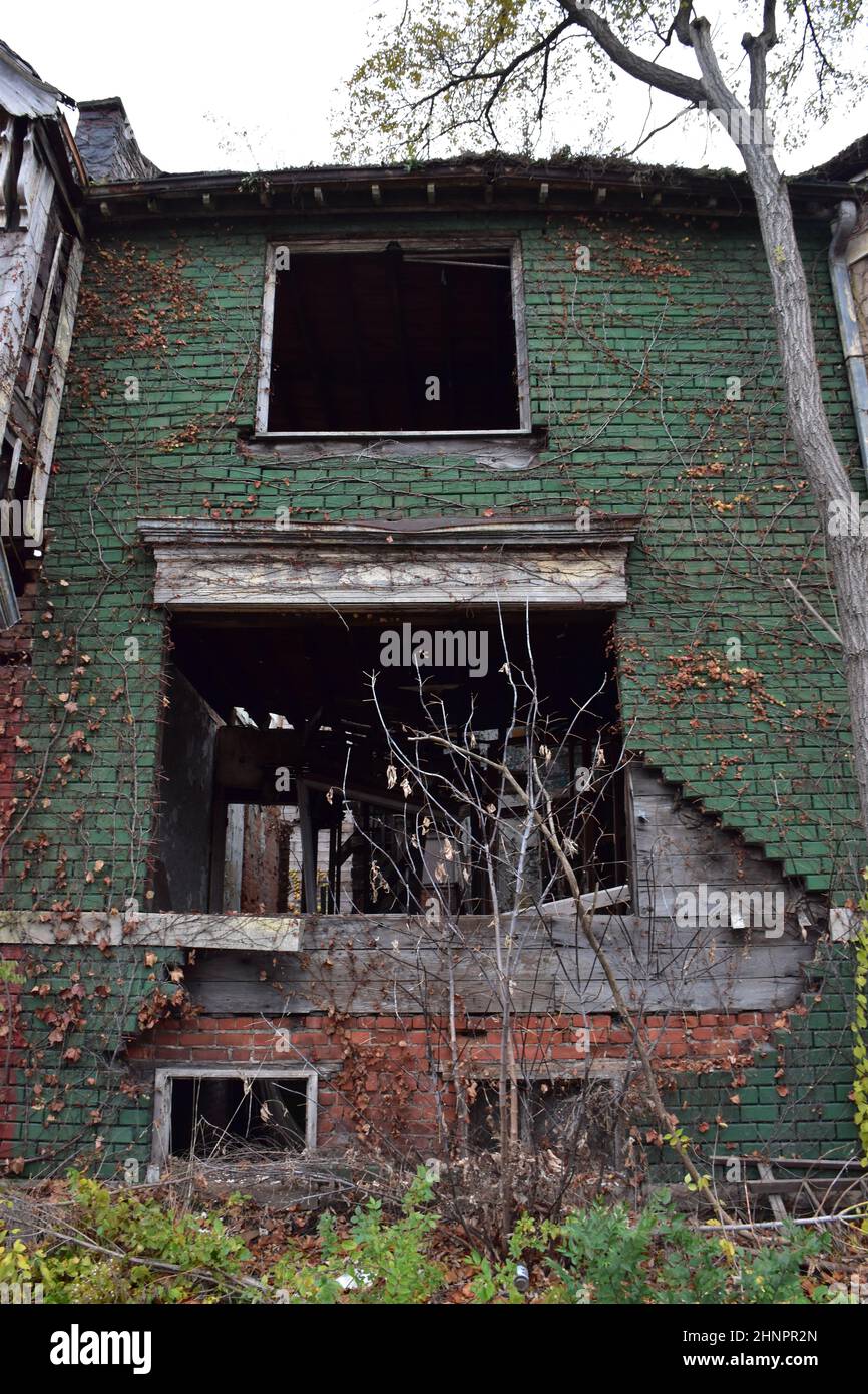 Maisons résidentielles abandonnées et en déclin sur Beaubien Blvd et Harper Ave à Milwaukee Junction, Detroit, Michigan, États-Unis. Banque D'Images
