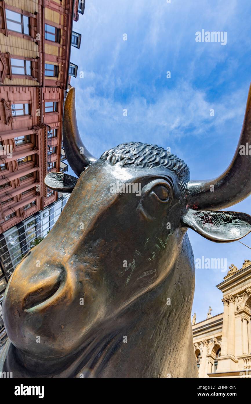 Sculpture de Bull devant le bâtiment de la Bourse de Francfort. La bourse a fait don des sculptures en 1985 à la ville de Francfort Banque D'Images