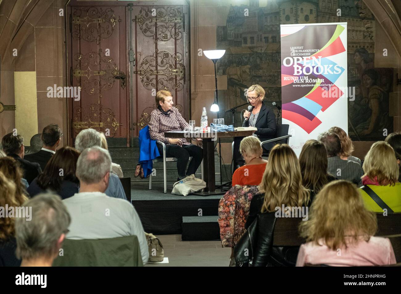 Amelie Fried dans une discussion de podium dans la série de livres ouverts sur son nouveau livre, y compris la lecture de quelques échantillons Banque D'Images