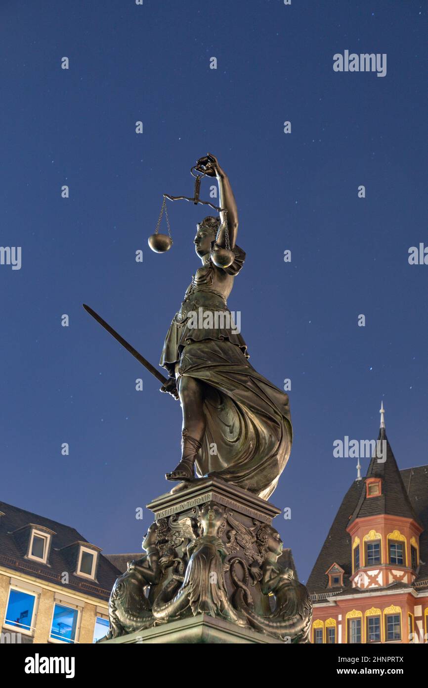 lady Justice à Francfort la nuit Banque D'Images