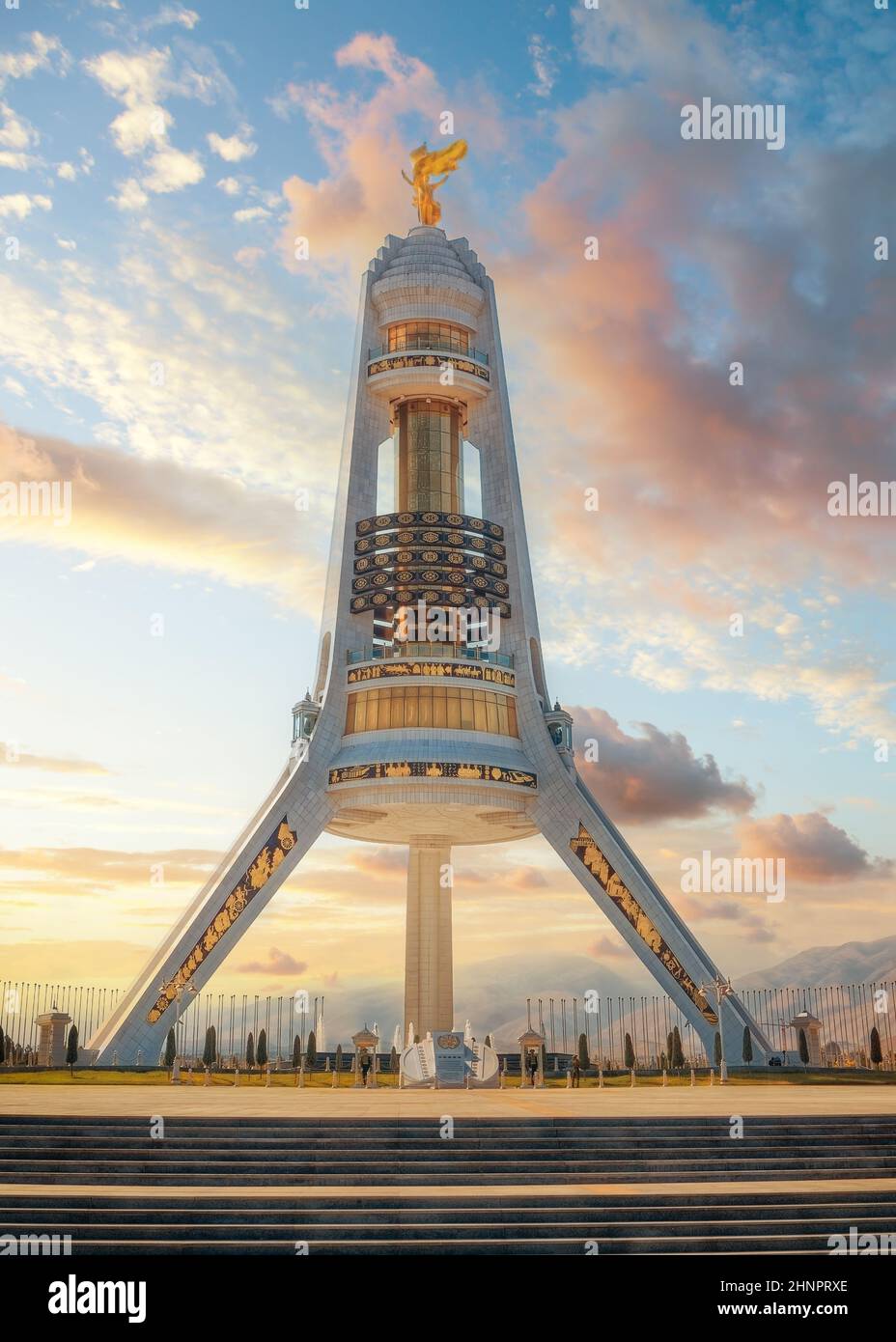 Achgabat, Turkménistan, 10 octobre 2019. Monument de la neutralité Arch à la lumière du coucher du soleil. Banque D'Images