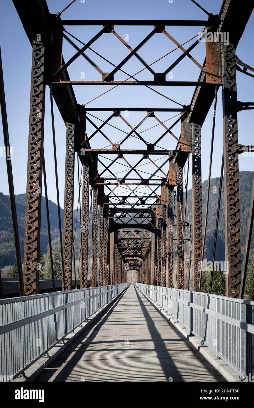 Un ancien pont en acier a été redéfini dans un sentier de randonnée près de Clark Fork, Idaho. Banque D'Images