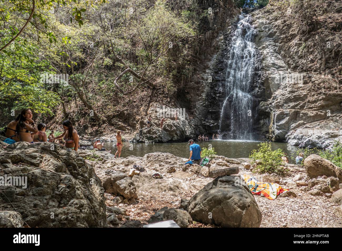 Les gens aiment visiter les chutes de Montezuma au Costa Rica Banque D'Images