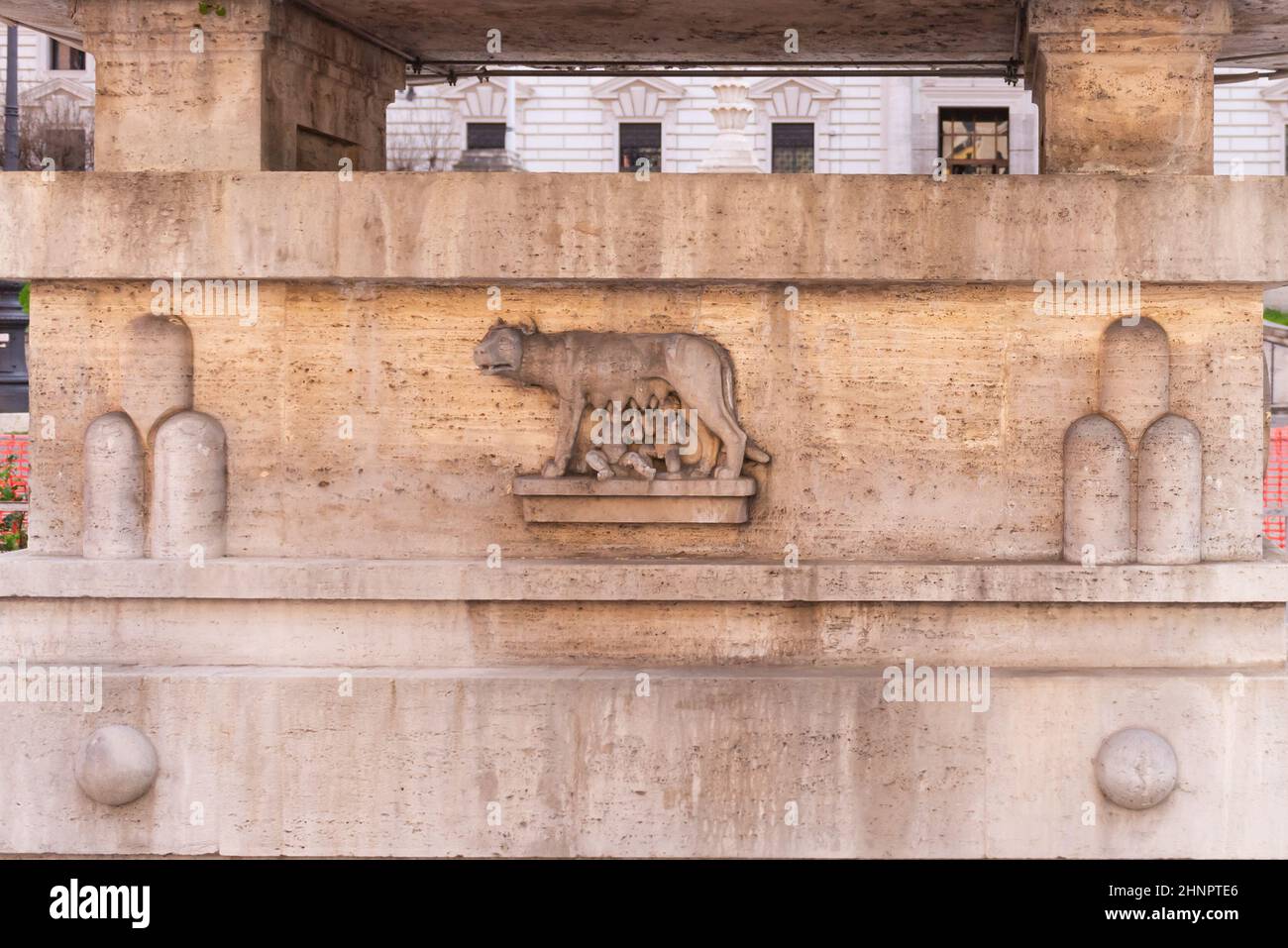 Bas-relief dans les rues de Rome. Le loup nourrit les enfants avec son lait. Monument sur la rue de Rome. Banque D'Images