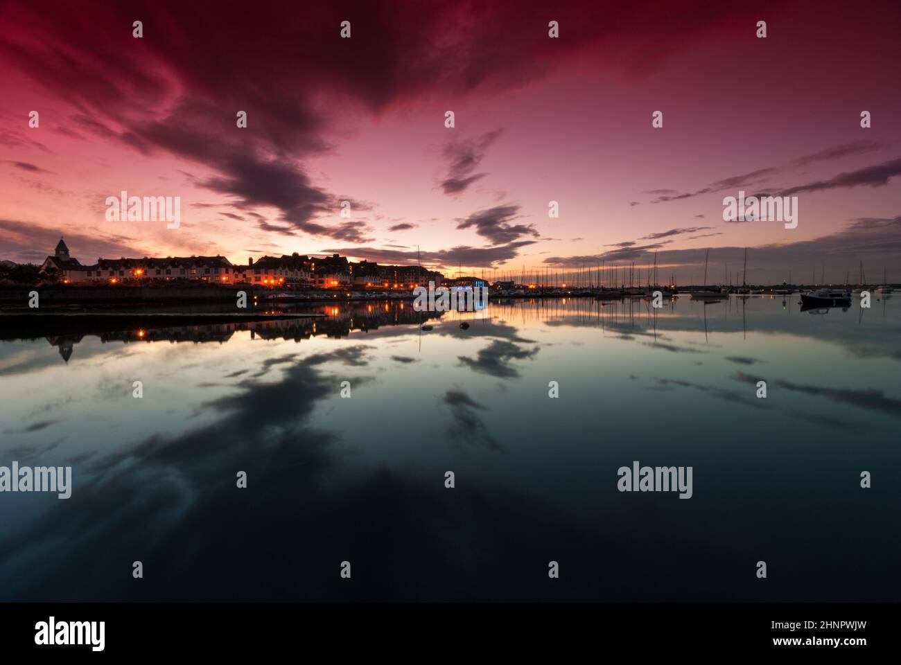 Coucher de soleil sur yacht bay à Malahide, République d'Irlande. Rouge et bleu grad filtres utilisés. Banque D'Images