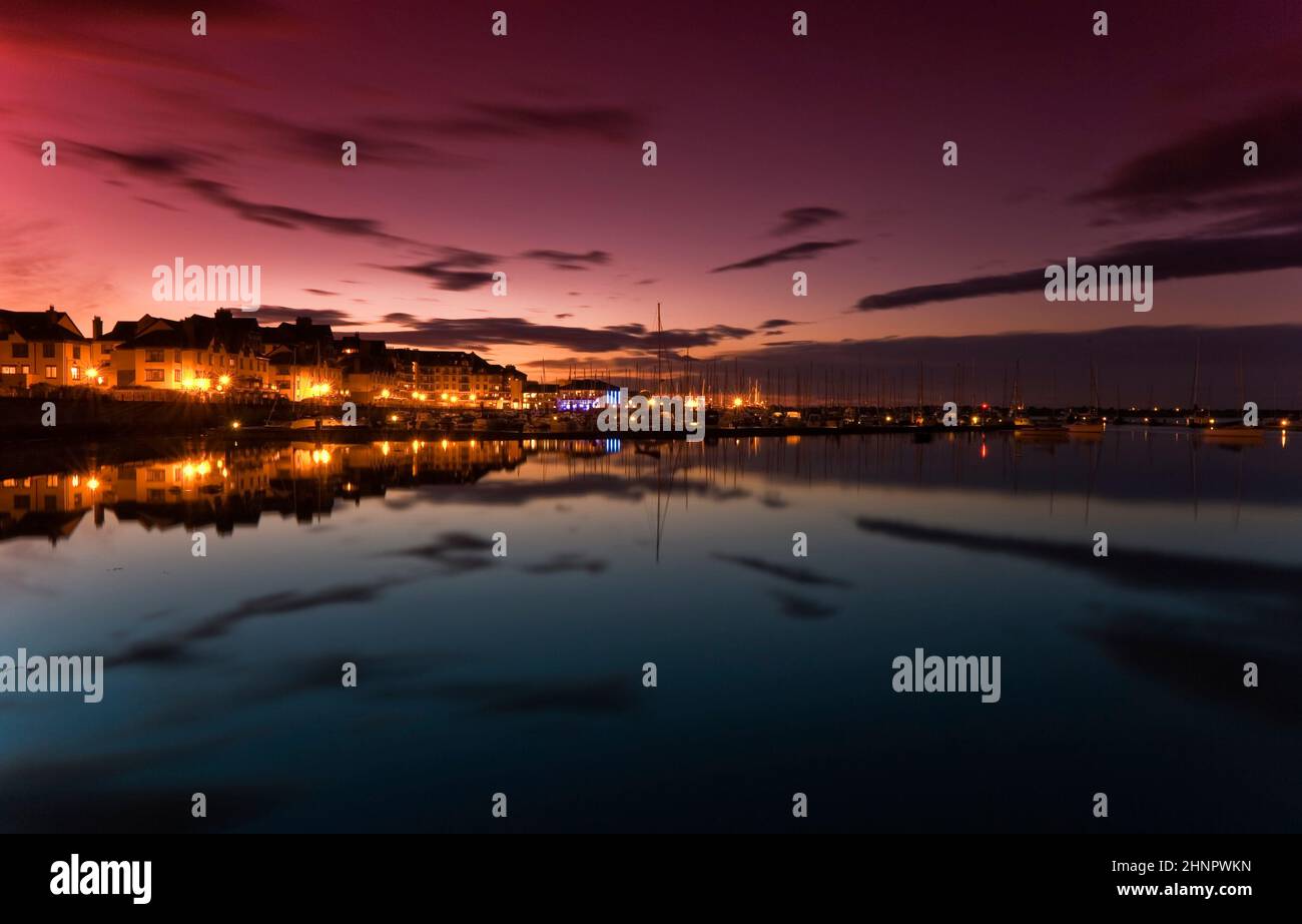 Coucher de soleil coloré à Malahide, Irlande, filtres rouges et bleus utilisés. Banque D'Images