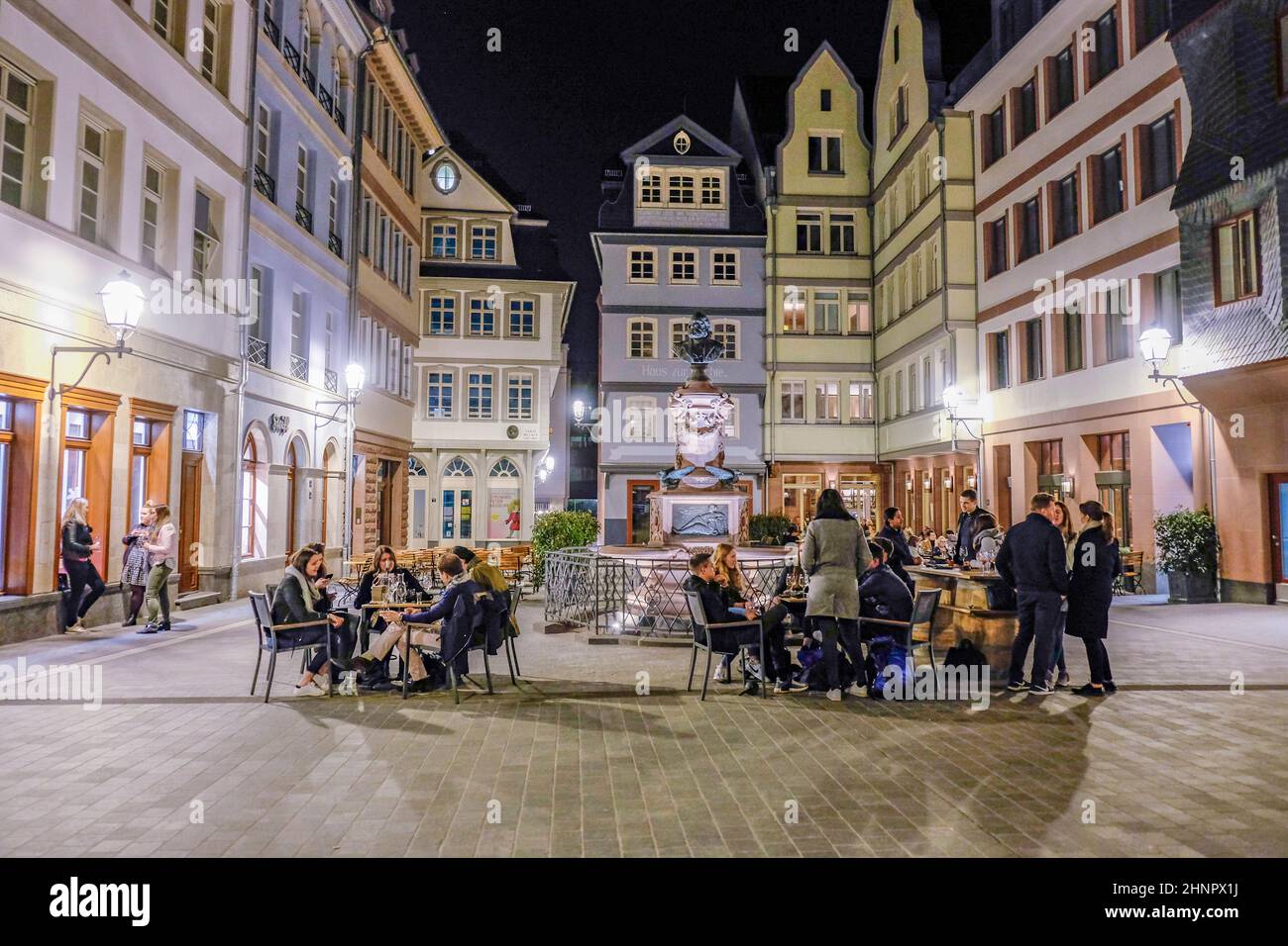 Les gens apprécient une nuit chaude dans un restaurant de la nouvelle vieille ville de Francfort Banque D'Images