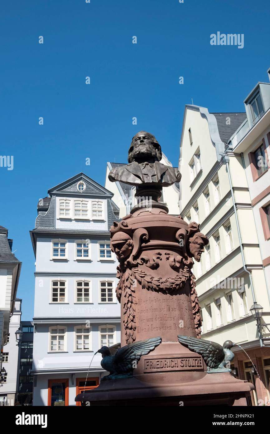 Nouvelle vieille ville de Francfort-sur-le-main avec la maison historique reconstruite au lichen et la fontaine Friedrich Stoltze sur le marché aux poulets Banque D'Images