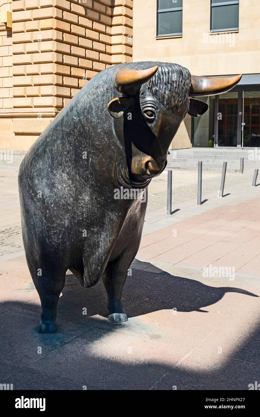 Les statues de Bull et Bear à la Bourse de Francfort, en Allemagne. La bourse de Francfort est la plus grande bourse de 12th par capitalisation boursière. Banque D'Images