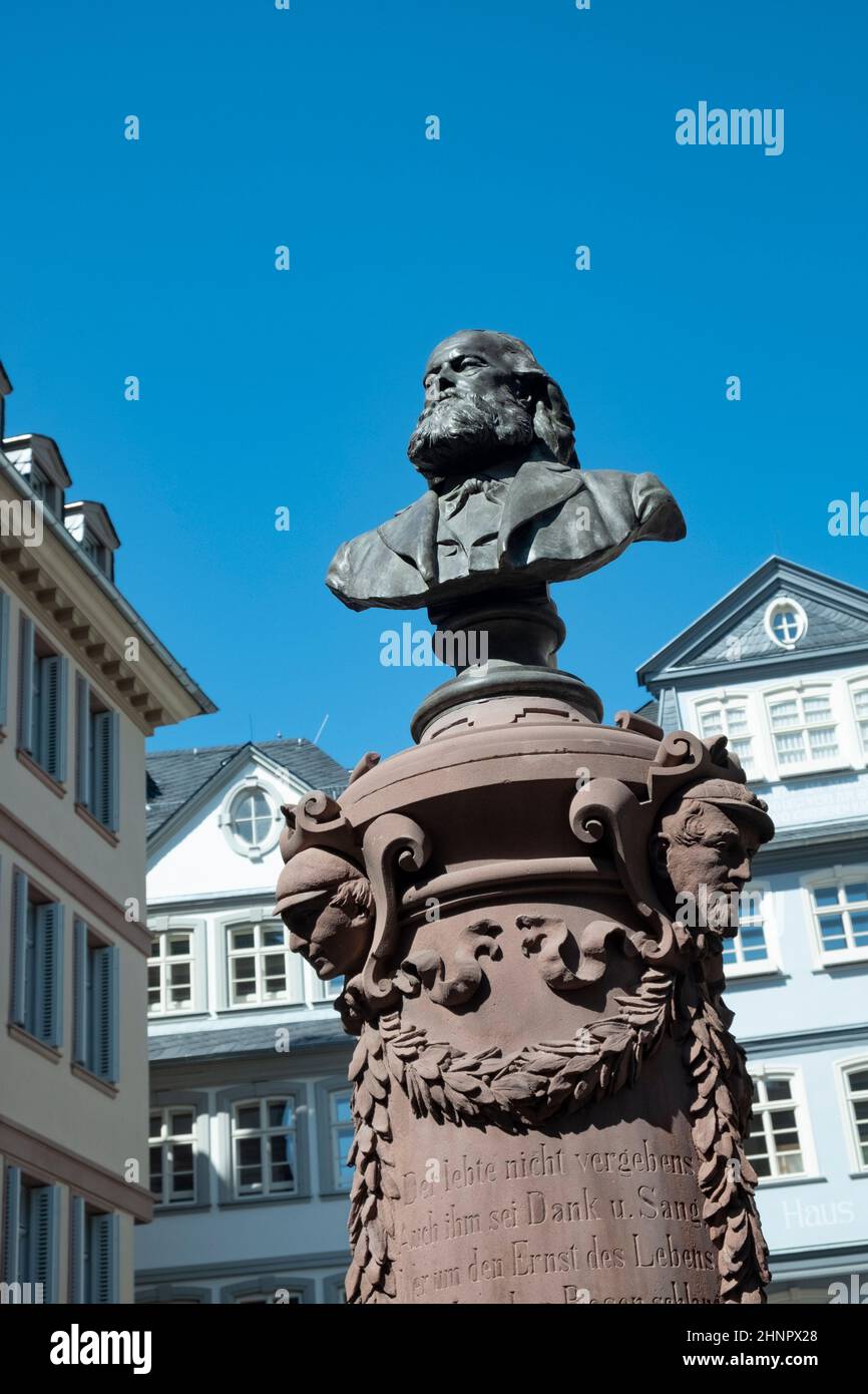 Nouvelle vieille ville de Francfort-sur-le-main avec la maison historique reconstruite au lichen et la fontaine Friedrich Stoltze sur le marché aux poulets Banque D'Images