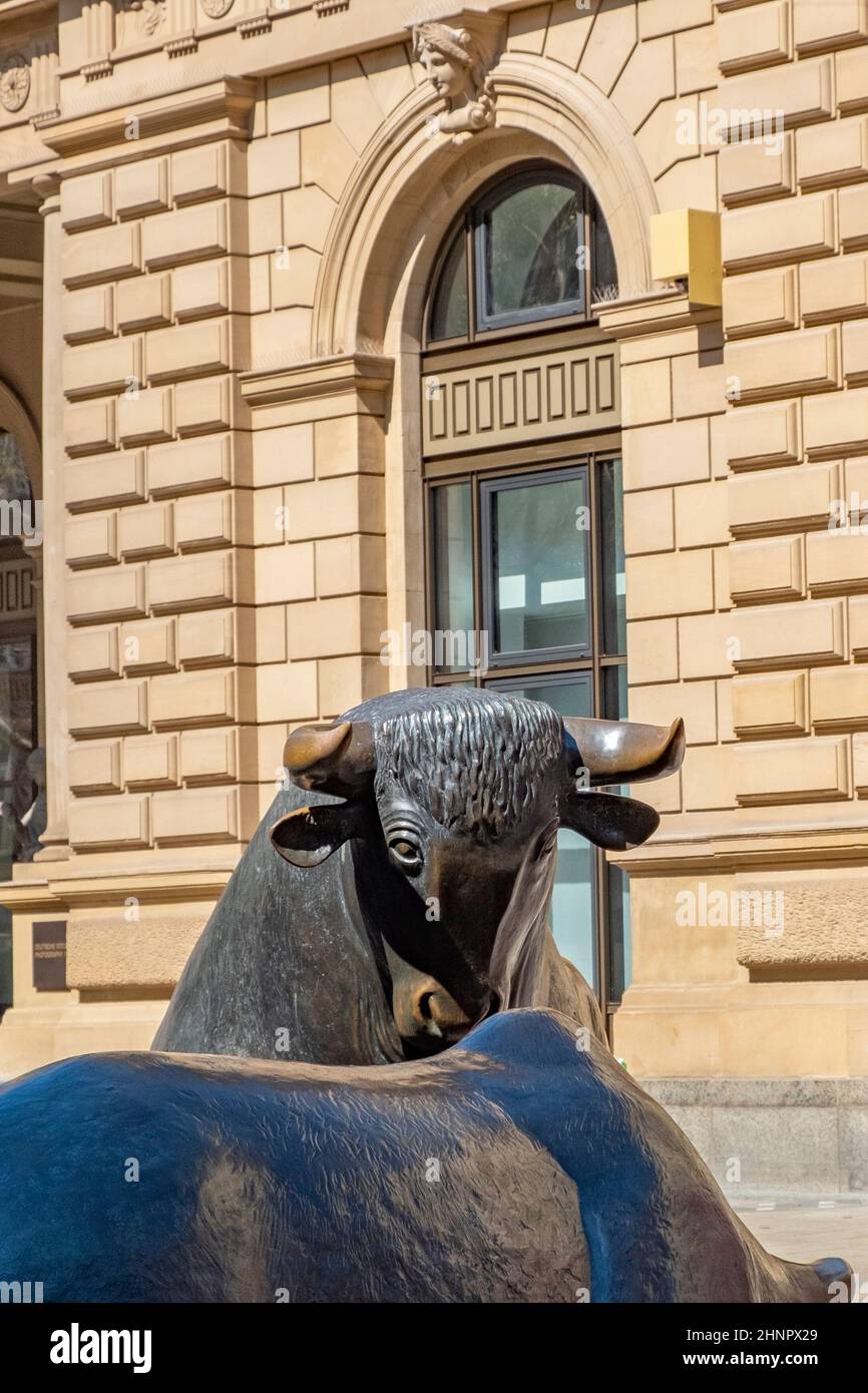 Les statues de Bull et Bear à la Bourse de Francfort, en Allemagne. La bourse de Francfort est la plus grande bourse de 12th par capitalisation boursière. Banque D'Images