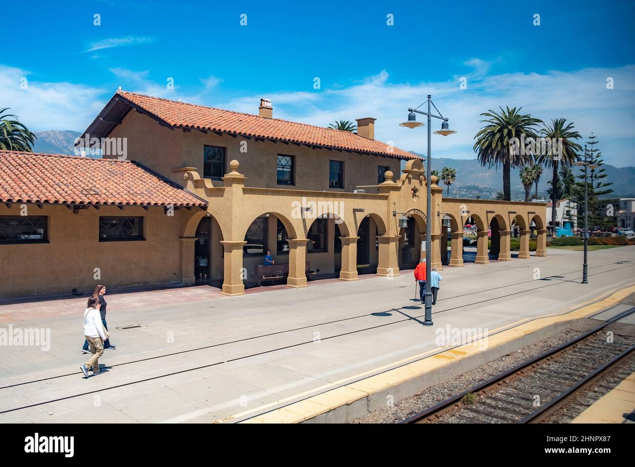 Les gens attendent le train pacific surfliner à l'ancienne gare de Santa Barbara de style mexicain Banque D'Images