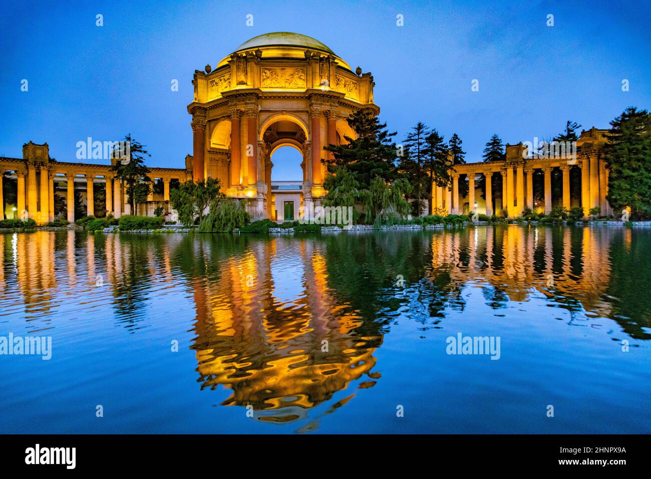 Le Palais des Beaux-Arts dans le quartier de la Marina de nuit, San Francisco Banque D'Images