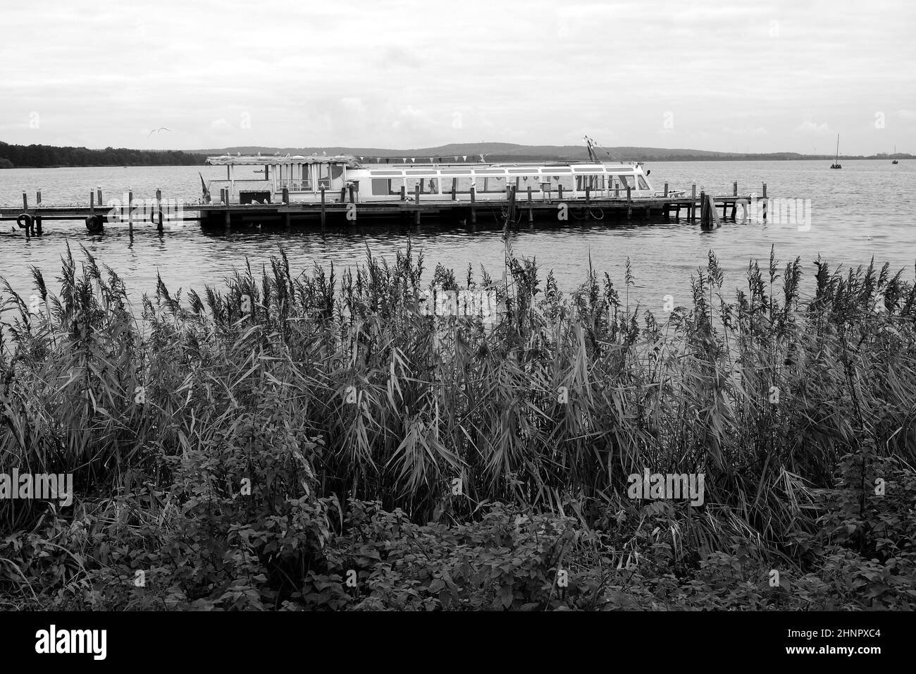 Photo en noir et blanc d'un bateau sur l'eau Banque D'Images