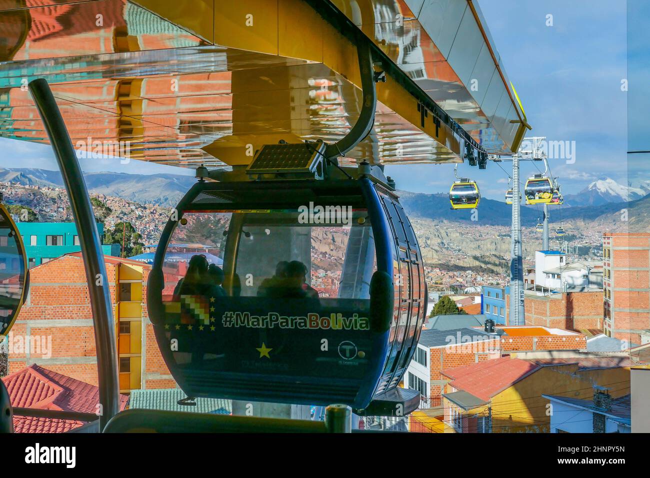 Système de téléphériques ou de funiculaires orange sur les toits et immeubles de la capitale bolivienne, La Paz, Bolivie Banque D'Images