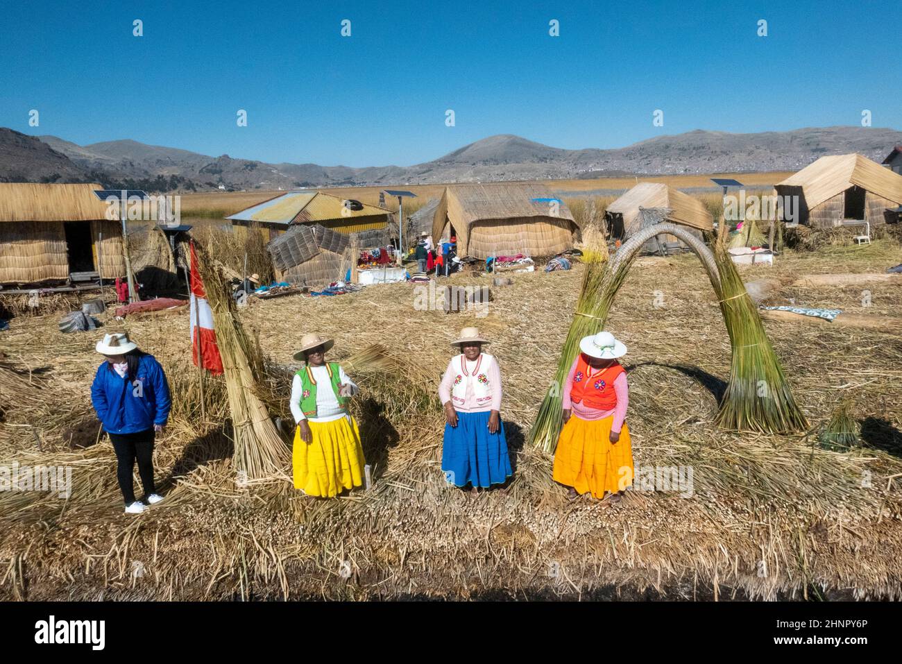 La tribu Uros démontre la vie sur l'île flottante du lac Titicaca Banque D'Images