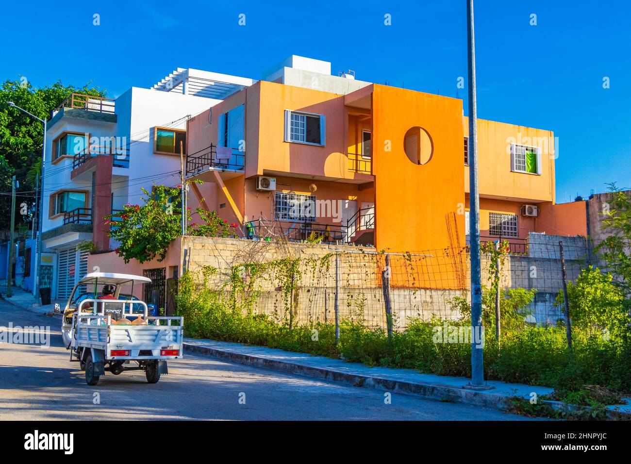 Résidence typique orange hôtel condominium bâtiment Playa del Carmen Mexique. Banque D'Images