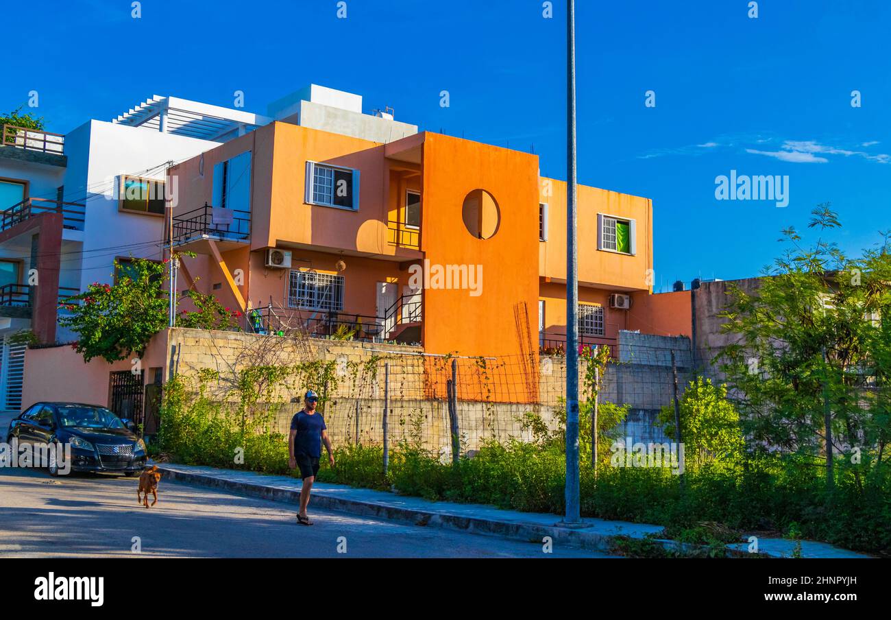 Résidence typique orange hôtel condominium bâtiment Playa del Carmen Mexique. Banque D'Images