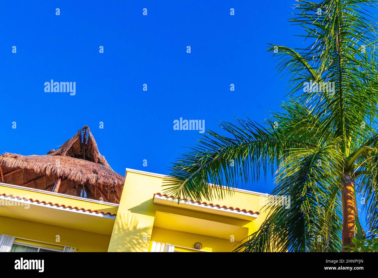 Résidence typique jaune hôtel condominium bâtiment Playa del Carmen Mexique. Banque D'Images