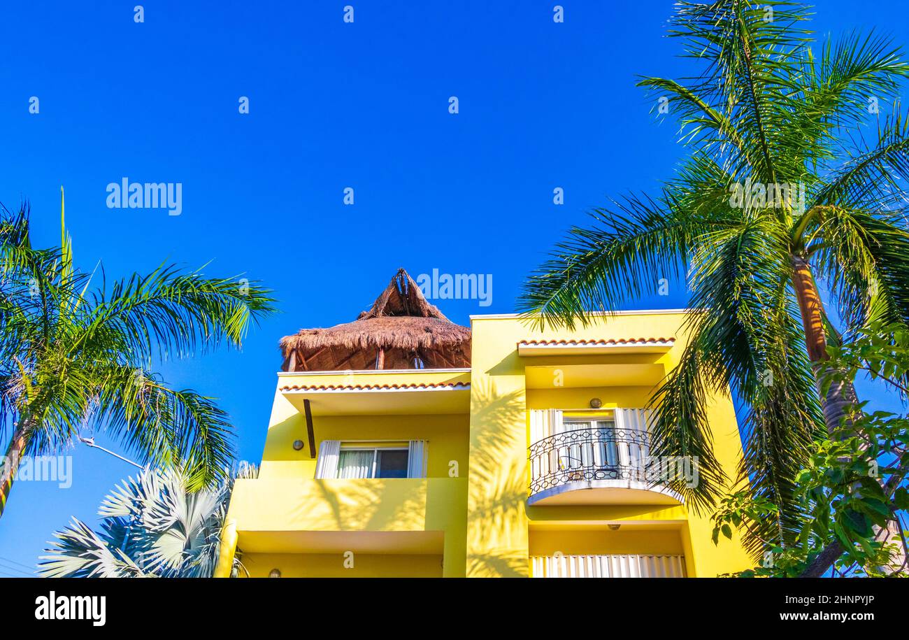 Résidence typique jaune hôtel condominium bâtiment Playa del Carmen Mexique. Banque D'Images