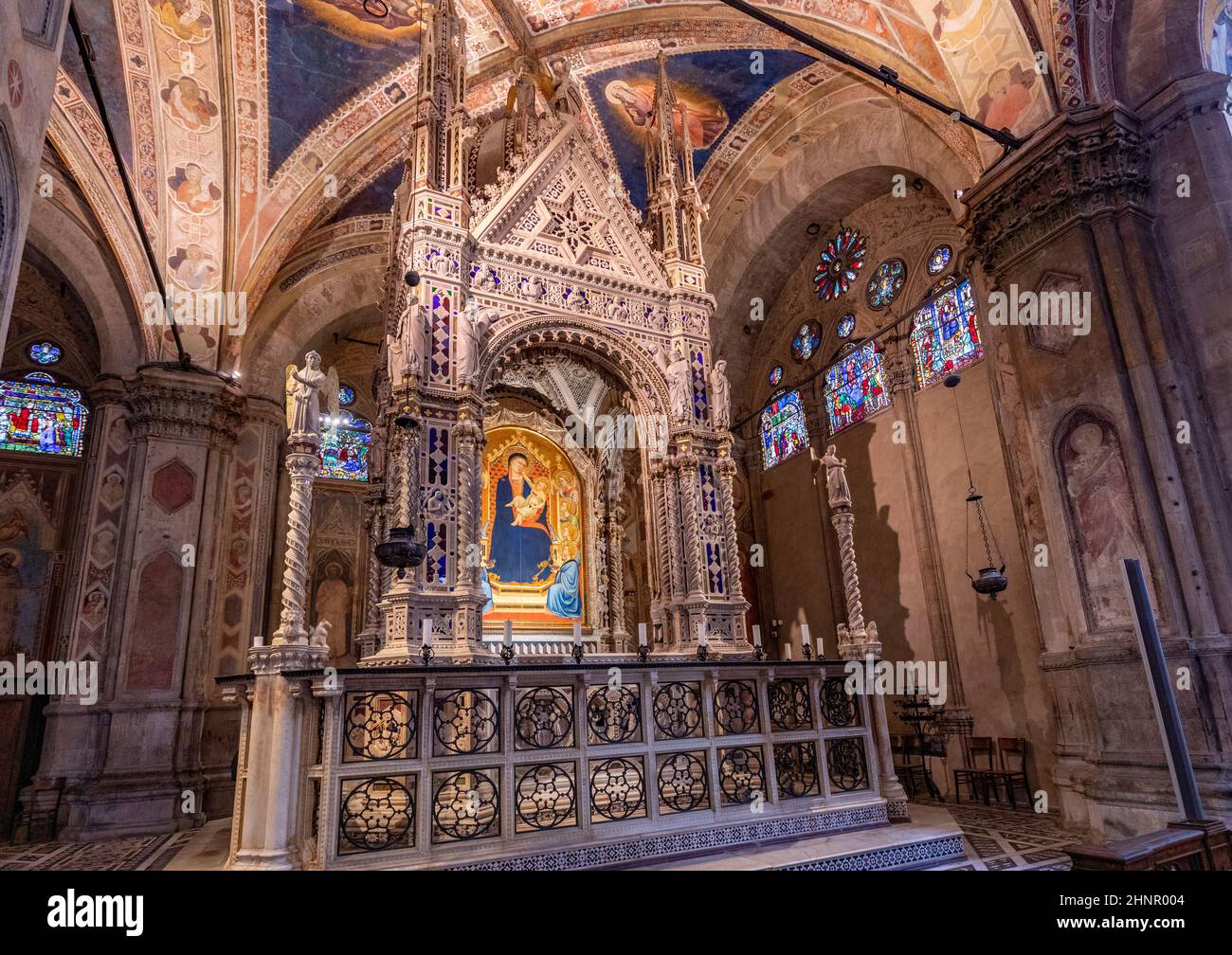 Intérieur de l'église d'Orsanmichele, avec le Tabernacle gothique flamboyant d'Andrea Orcagna, Florence Banque D'Images