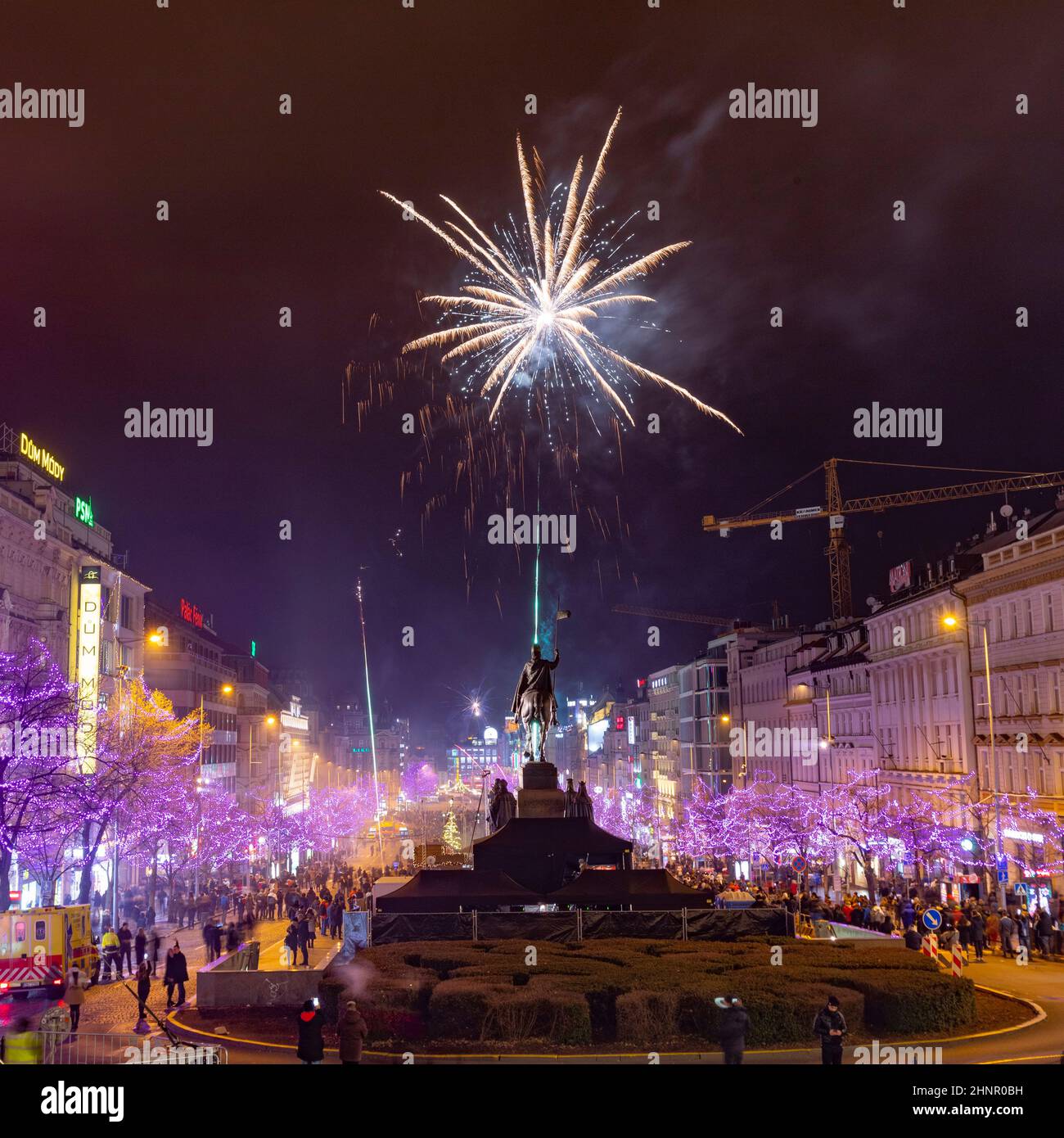 Grande célébration du nouvel an 2019 sur la place principale de Prague, la place Venceslas. Des centaines de personnes lançaient des feux d'artifice et lançaient des pétards Banque D'Images