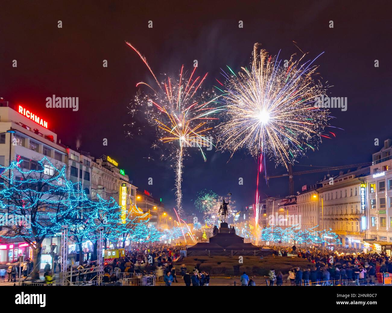 Grande célébration du nouvel an 2019 sur la place principale de Prague, la place Venceslas. Des centaines de personnes lançaient des feux d'artifice et lançaient des pétards Banque D'Images