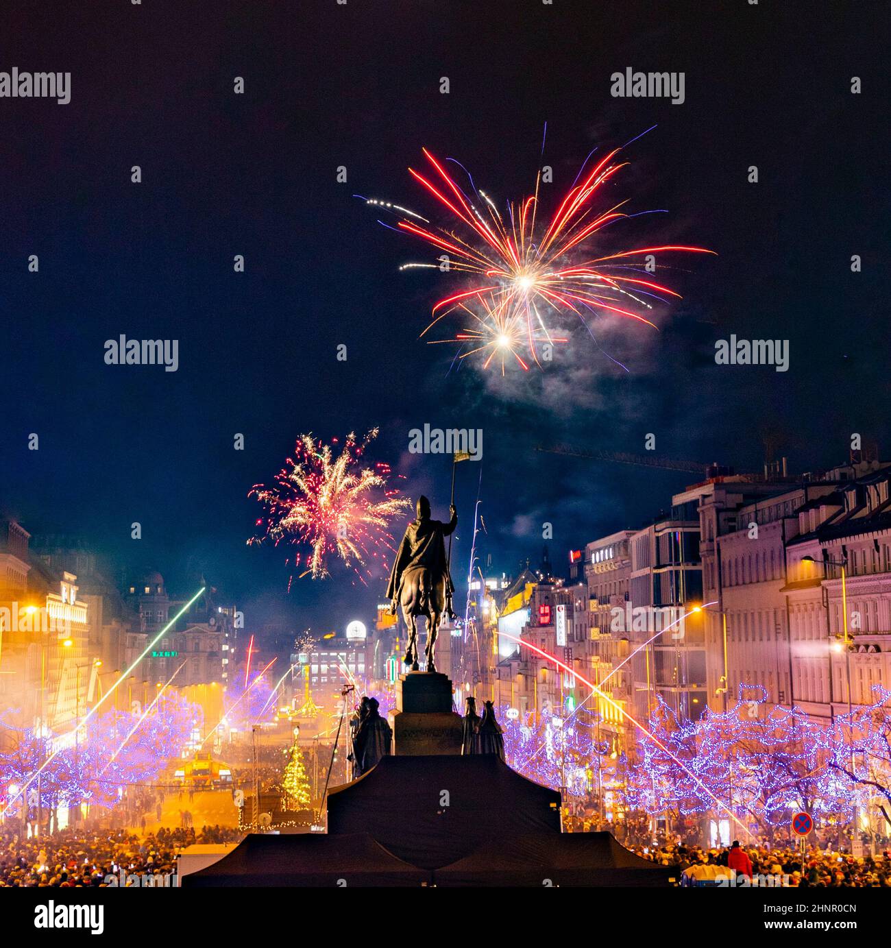Grande célébration du nouvel an 2019 sur la place principale de Prague, la place Venceslas. Des centaines de personnes lançaient des feux d'artifice et lançaient des pétards Banque D'Images