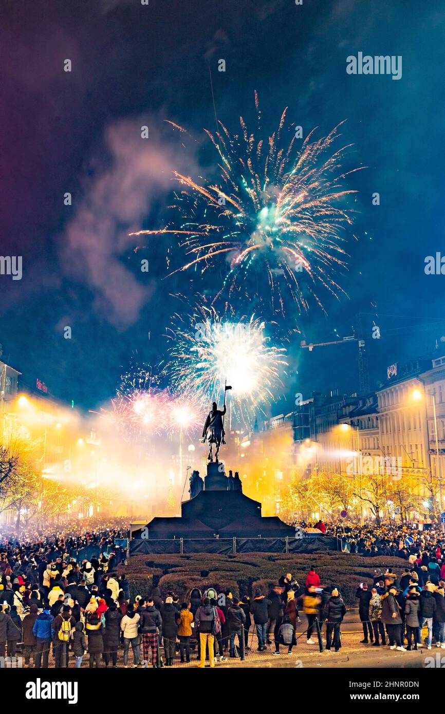 Grande célébration du nouvel an 2019 sur la place principale de Prague, la place Venceslas. Des centaines de personnes lançaient des feux d'artifice et lançaient des pétards Banque D'Images