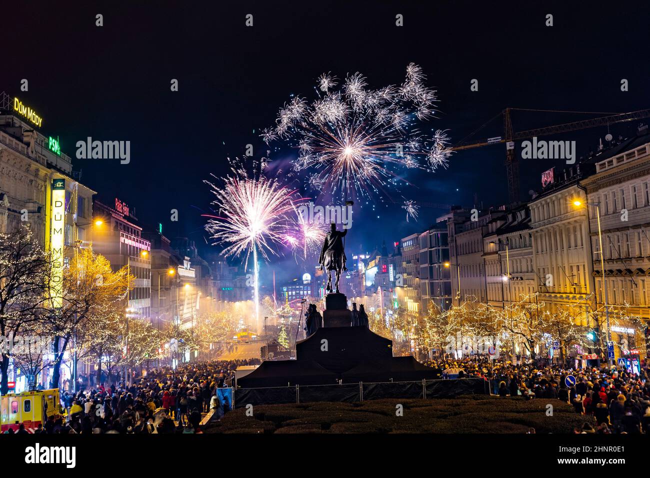 Grande célébration du nouvel an 2019 sur la place principale de Prague, la place Venceslas. Des centaines de personnes lançaient des feux d'artifice et lançaient des pétards Banque D'Images