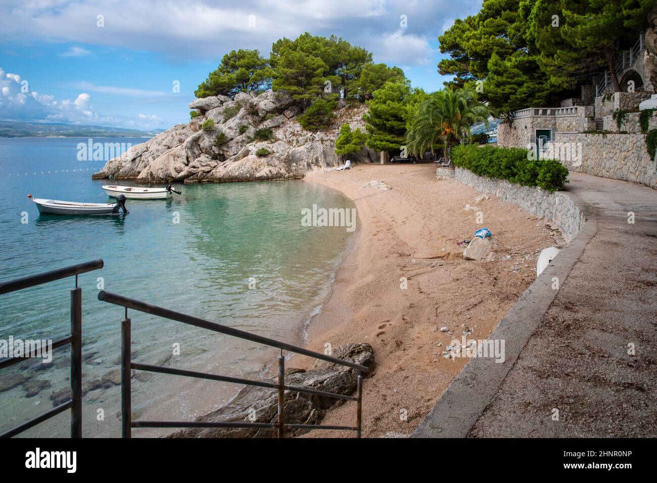 Plage isolée avec des bateaux à Brela sur la Riviera de Makarska en Croatie. Banque D'Images