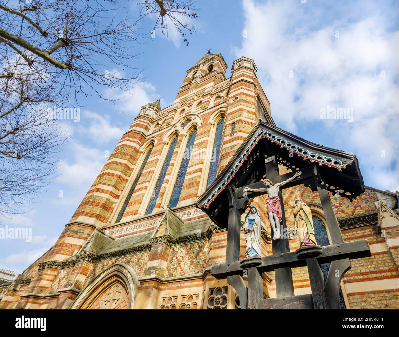 Crucufux à l'extérieur de l'église Saint-Trinité Brompton, ou St Augustine, HTB Queen's Gate, 117 Queen's Gate, South Kensington, Londres SW7 Banque D'Images