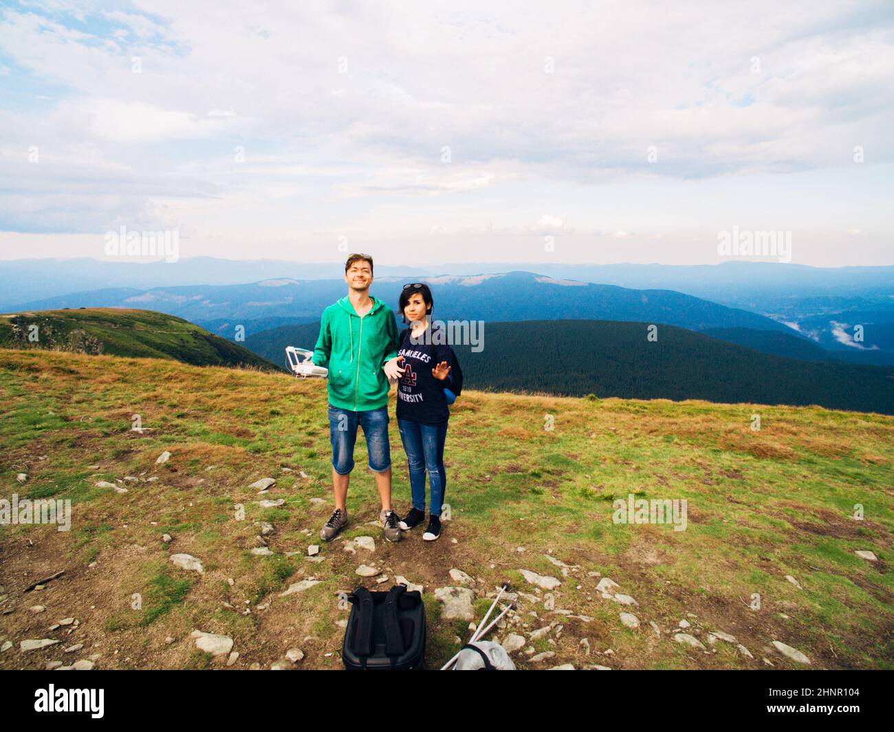 Vue aérienne de la Great Green Ridge.Guy and Girl debout sur une grande colline avec le décor d'un paysage de montagne énorme Banque D'Images